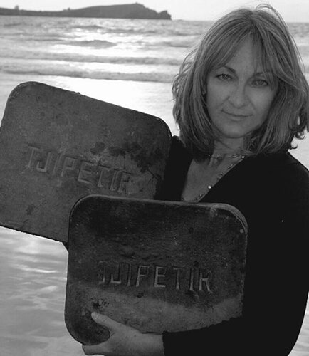 Beachcomber Tracey Williams, with her Tjipetir block discoveries. (Tom Quinn Williams / Tjipetir Mystery Facebook)