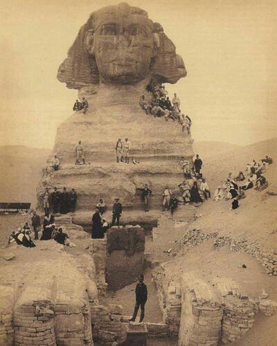 An American baseball team visits the Sphinx in Cairo, Egypt, on February 9, 1889. This historic moment captures the team’s journey abroad, blending American sports culture with the ancient wonders of Egypt.