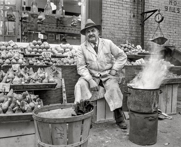 Fruit stand at the 1st Avenue and 10th Street in New York. (1943)