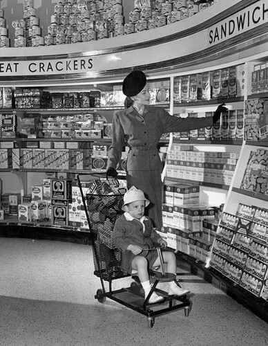 What grocery shopping looked like 1945. (United States)