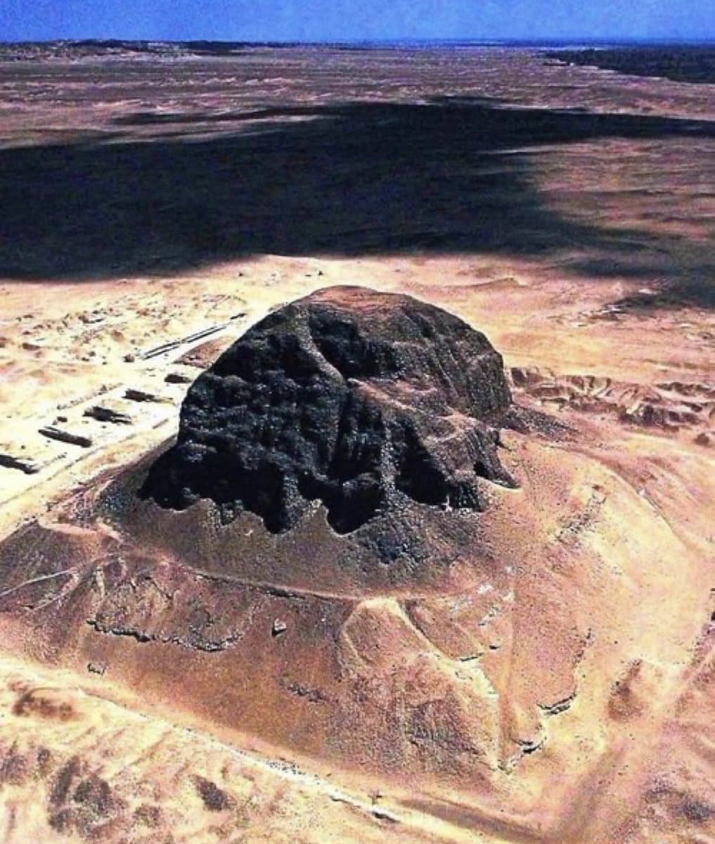 Top 100+ Images show me a picture of the black pyramid Excellent