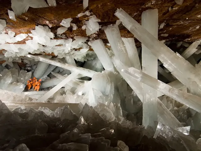 cave-of-crystals-giant-crystal-cave-